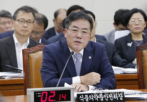 답변하는 정승 식품의약품안전처장