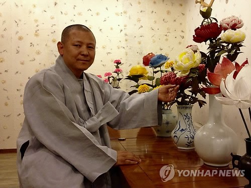지화전시회 여는 석용 스님