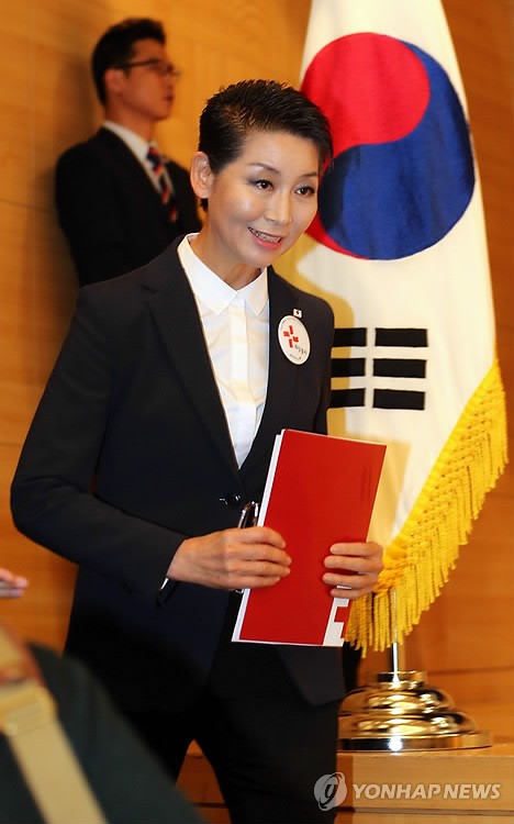 기념사를 마치고