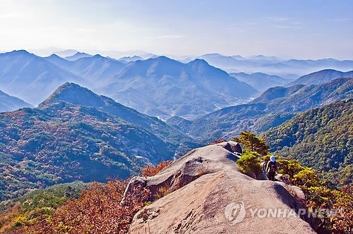 충북의 설악 만추의 영동 천태산 등산객 북적