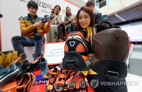 손대지 않고 끈 조이는 핸즈프리 슈즈