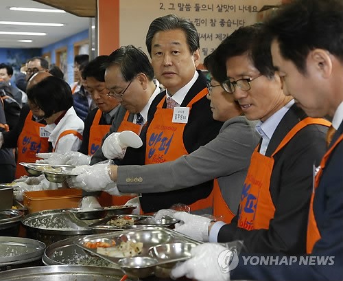 배식 봉사하는 김무성 대표
