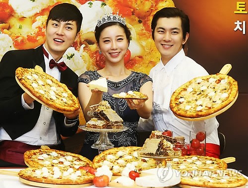 4가지 프리미엄 치즈와 허니 소스의 하모니