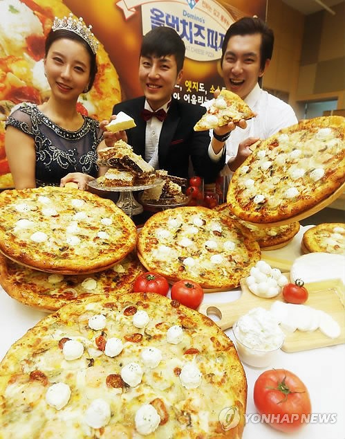 4가지 프리미엄 치즈와 허니 소스의 하모니