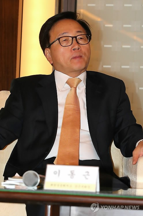 발표 듣는 이동근 대한상의 부회장