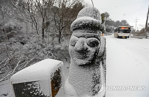 꽁꽁 얼어붙은 제주 돌하르방