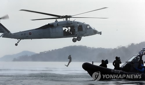 얼음 바다 항공 구조 훈련하는 해군 해난구조대