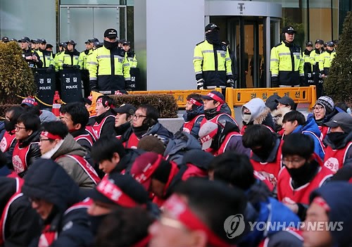 SK텔레콤 앞 집회 벌이는 희망연대 노조