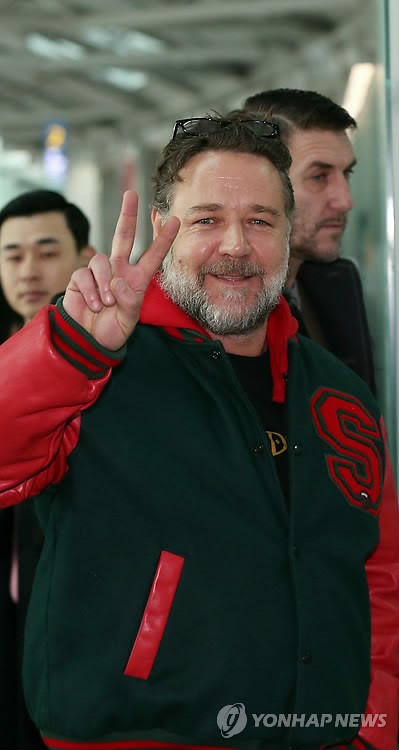 V 그리며 한국 떠나는 러셀 크로