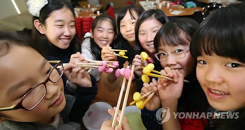 염색 체험하는 어린이들
