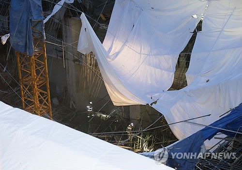 구조 중인 사당종합체육관 매몰 현장