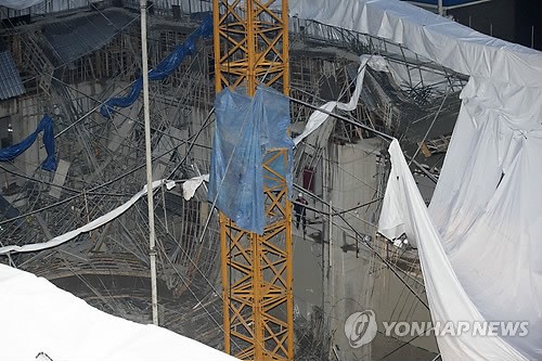 구조 중인 사당종합체육관 매몰 현장