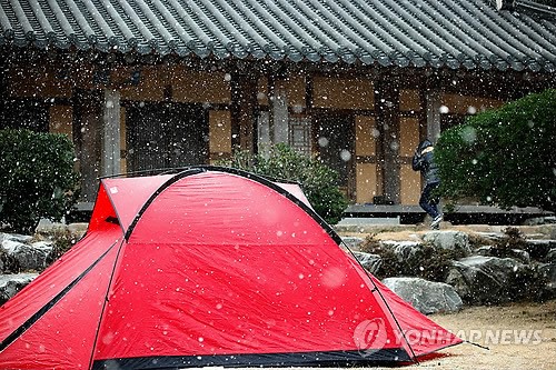 사랑의 섬; 외달도의 한옥 민박 앞 텐트