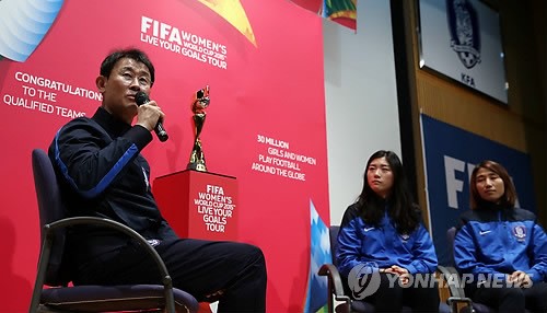 질문에 답하는 윤덕여 여자대표팀 감독