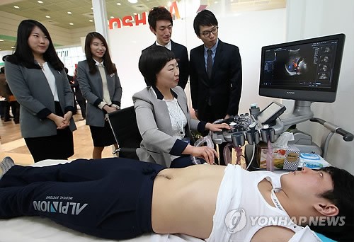 초음파 진단기기 살펴보는 관람객들