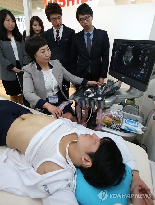 초음파 진단기기 살펴보는 관람객들