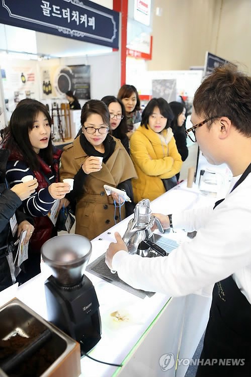 커피와 디저트 맛보세요