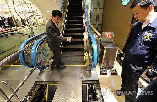 광주 신세계백화점 에스컬레이터서 연기, 고객 대피 소동(종합)