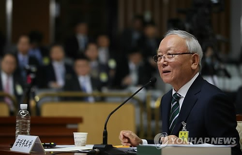 답변하는 이병호 후보자
