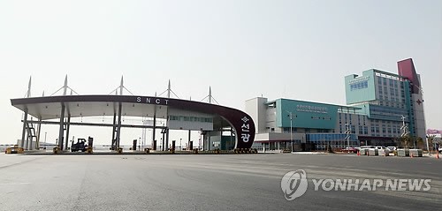 개장 앞둔 인천 신항 입구