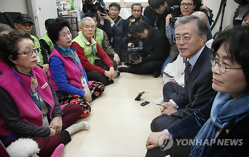 어르신 공동작업장 방문한 문재인 대표