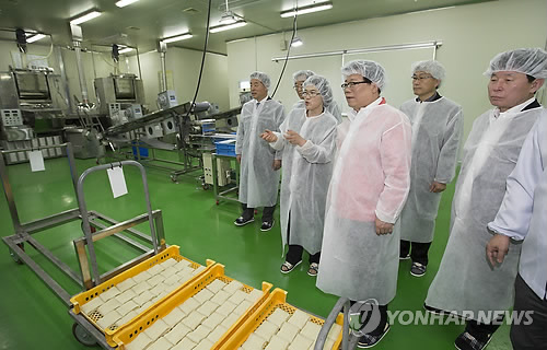 이동필 장관, 쌀 가공식품 현장 방문