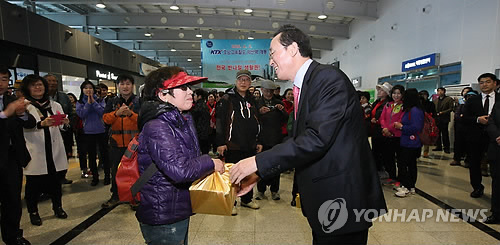 선물 전달하는 송하진 전북지사