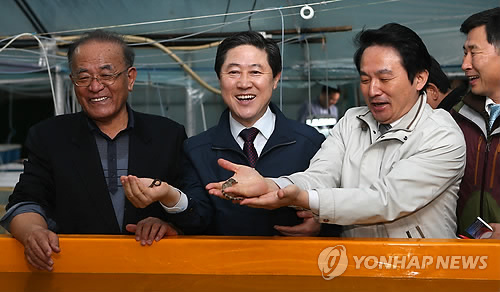 해마 양식시설 둘러보는 유기준 장관
