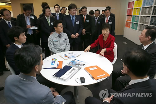 맞춤형 컨설팅 서비스 설명듣는 박 대통령