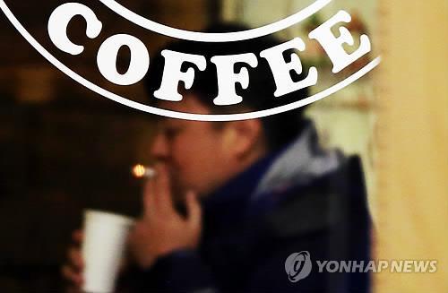 담배 안에 뭐가 들어있나…국가·제조사간 싸움 시작된다