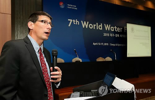 발표하는 제이슨 모리슨 UNGC CEO수자원관리책무 기술 디렉터