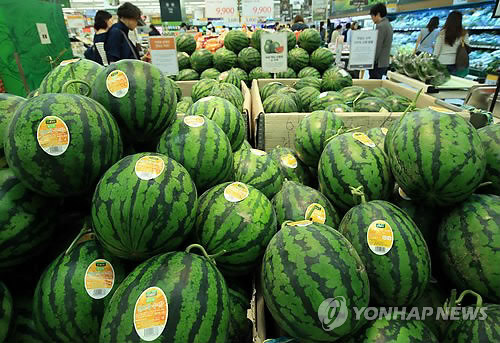 때 이른 더위에 수박 판매 증가