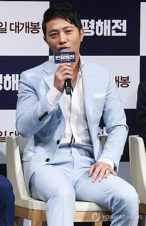 질문에 답하는 진구