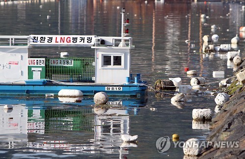 청정해역 통영 바다에 떠다니는 쓰레기