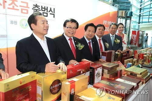 인삼 제품 살펴보는 이동필 장관