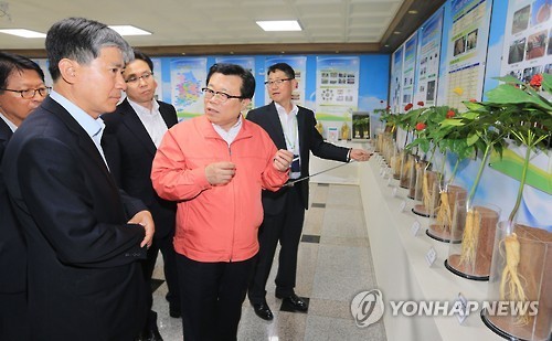이동필 장관, 국립원예특작과학원 인삼특작부 방문