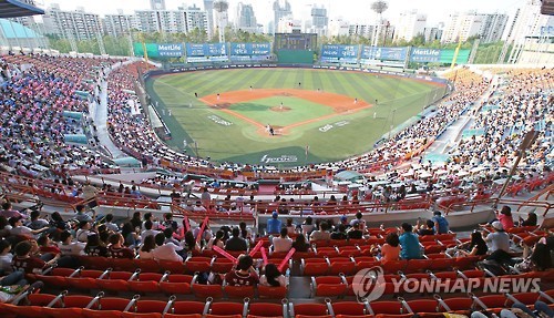 빈 자리 많은 야구장
