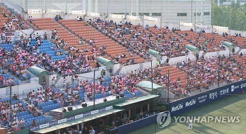 빈 자리 많은 야구장
