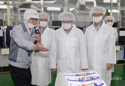 현진제업 생산라인 둘러보는 윤상직 장관