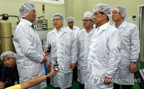나노 바이오 기능성 화장품 생산 라인 둘러보는 황교안 총리