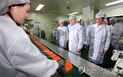 황 총리, 나노 바이오 화장품 생산 라인 시찰