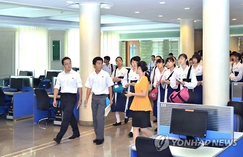김일성종합대학 전자도서관 참관하는 재일조선청년학생대표단