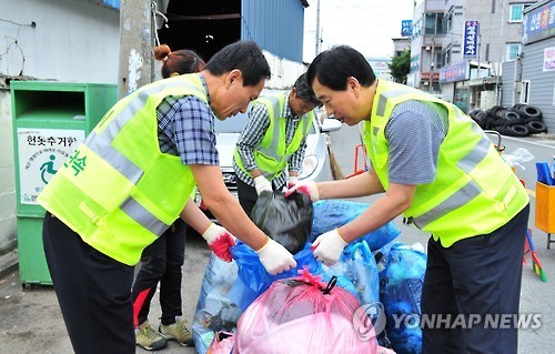 경산시장 취임 1주년 맞아 환경미화원 체험