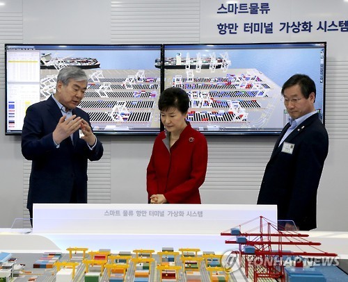 스마트물류 설명 듣는 박 대통령