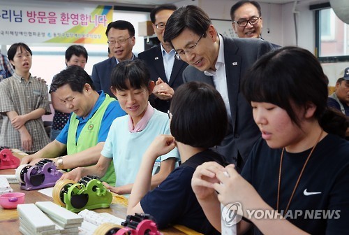 황 총리, 장애인 보호작업장 방문