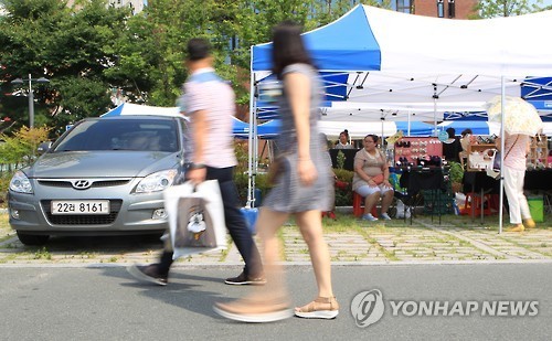 주차장 옆에서 열린 프리마켓