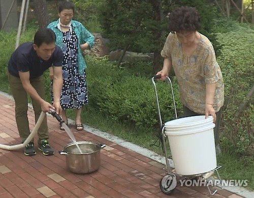 비상 급수받는 시민들