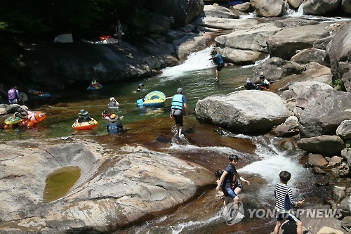 지리산 피아골 계곡물에 첨벙
