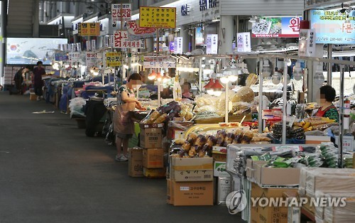 휴가철 절정…한산한 재래시장
