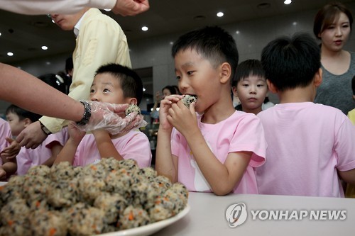 전쟁 음식 시식해요